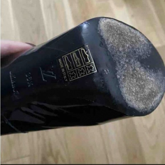 Louis Vuitton patent leather heels
Peep toe
Gold locks - Picture 6 of 6